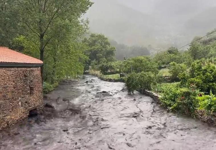 Aguas teñidas de negro en el río Ovejuela, que va cargado tras las últimas lluvias.