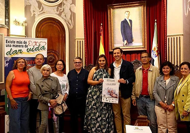 Imagen principal - Día del Donante en el Ayuntamiento de Badajoz; Ramón de Arcos en su nueva exposición; y exposición de Emilio Mellado en Semilla y Grano.