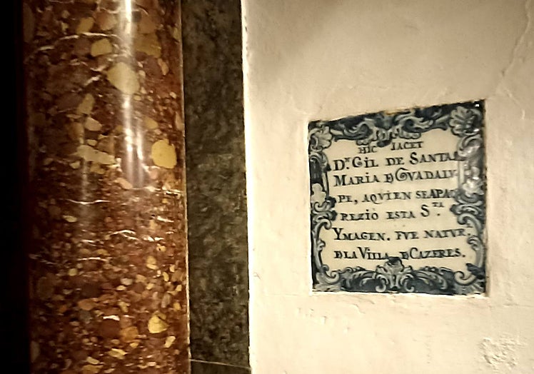 Placa del enterramiento de Gil Cordero.