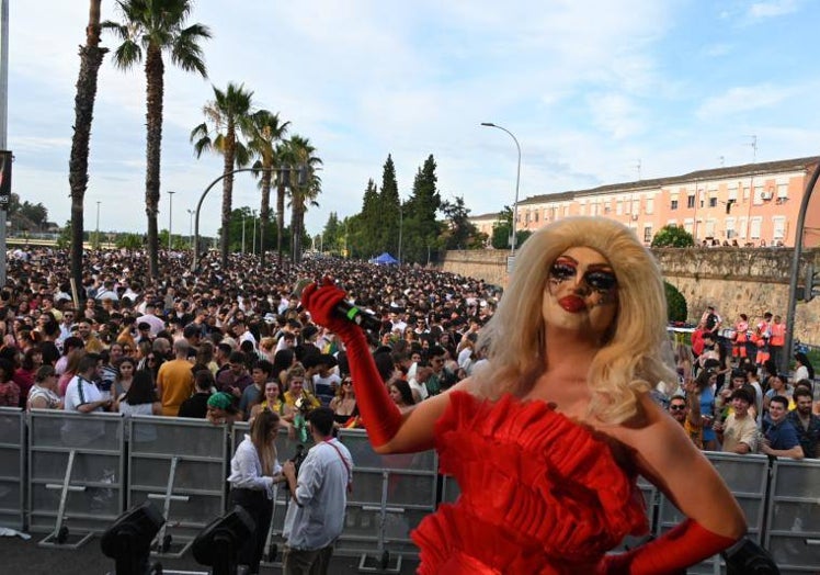 Femurosa, presentadora en la Puerta de Palmas, donde el público llenó el Paseo Fluvial.