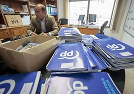 Rafael Mateos en su despacho de la sede del PP de Cáceres rodeado de carpetas y programas electorales del partido.