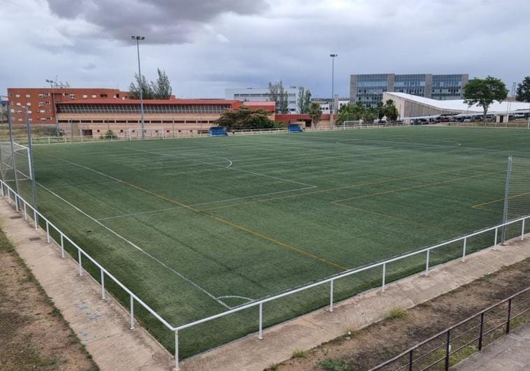 Campo de fútbol y pistas deportivas de la Paz.