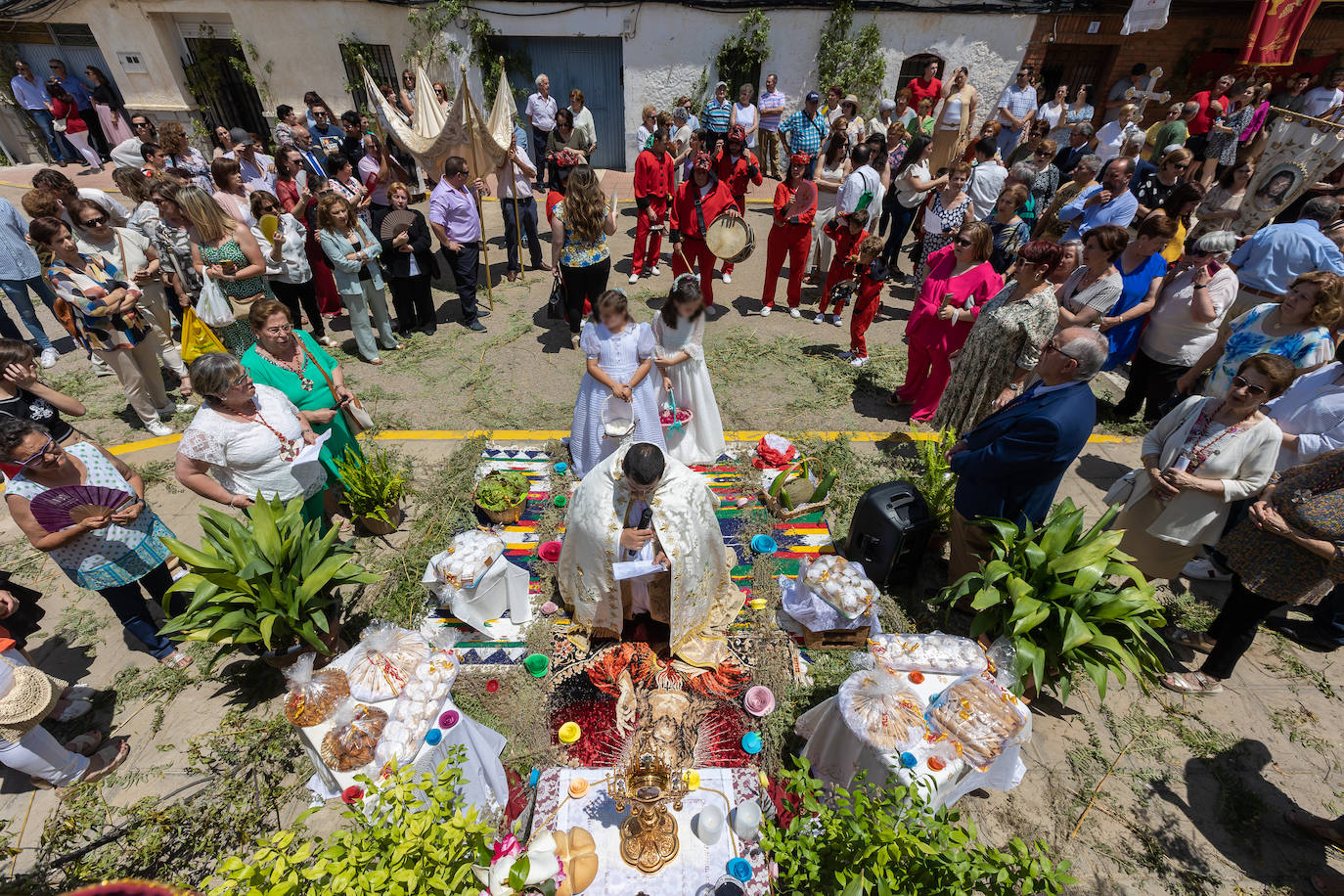 Los Diablucos danzan en el Corpus de Helechosa de los Montes