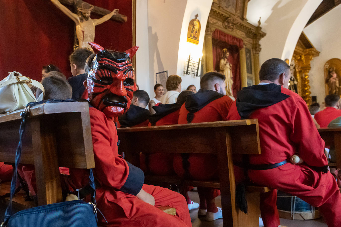 Los Diablucos danzan en el Corpus de Helechosa de los Montes