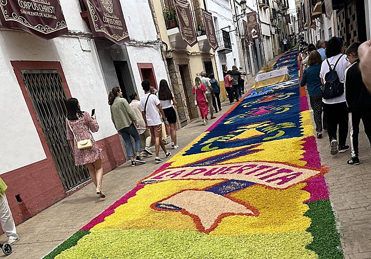 Imagen principal - Alfombras de San Vicente; Corpus en Cáceres; y celebración en Badajoz. G. J./ A.A./ J. V. A.
