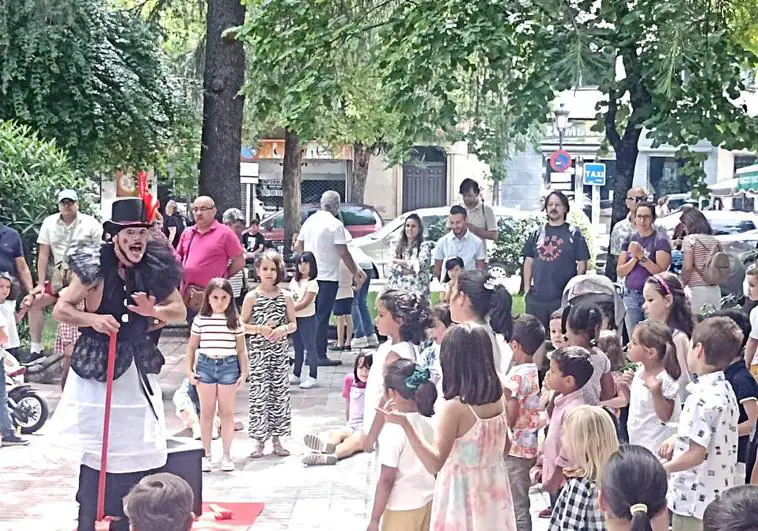 Don Nuno Calderón contando cuentos a los niños en el Parque Gloria Fuertes.