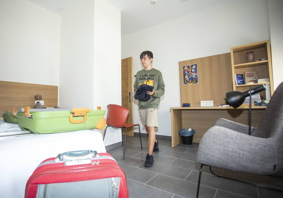 Interior de una de las habitaciones individuales de las que consta el edificio; todas tienen baño.