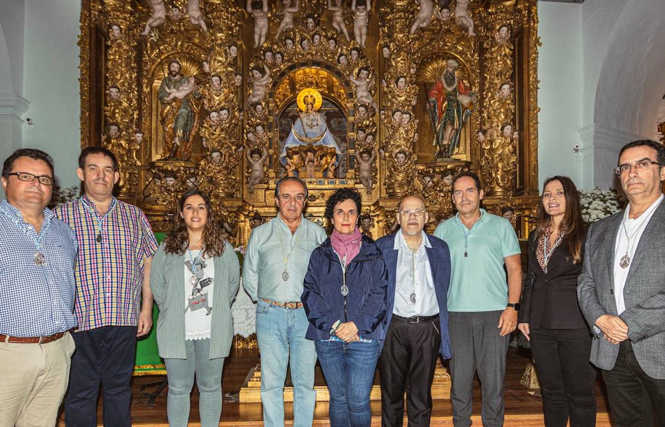 Belén García, en el centro de la imagen, junto a los integrantes de su candidatura.