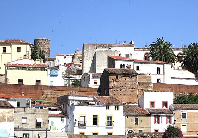La torre de Caleros perdió sus almenas y le fue colocado un tejado.