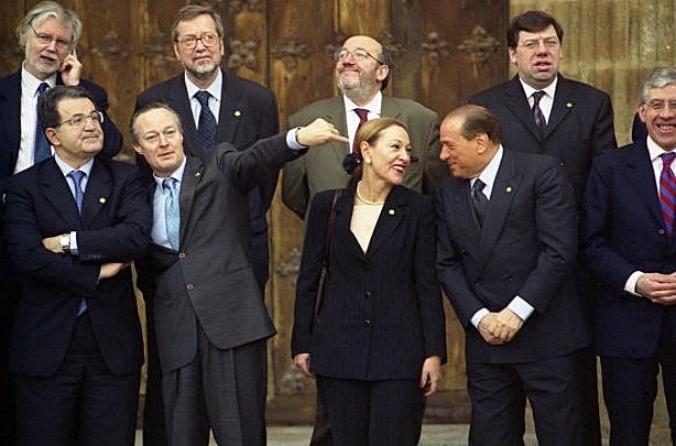 El movimiento de brazo de Piqué parecía señalar la distendida charla de Berlusconi.