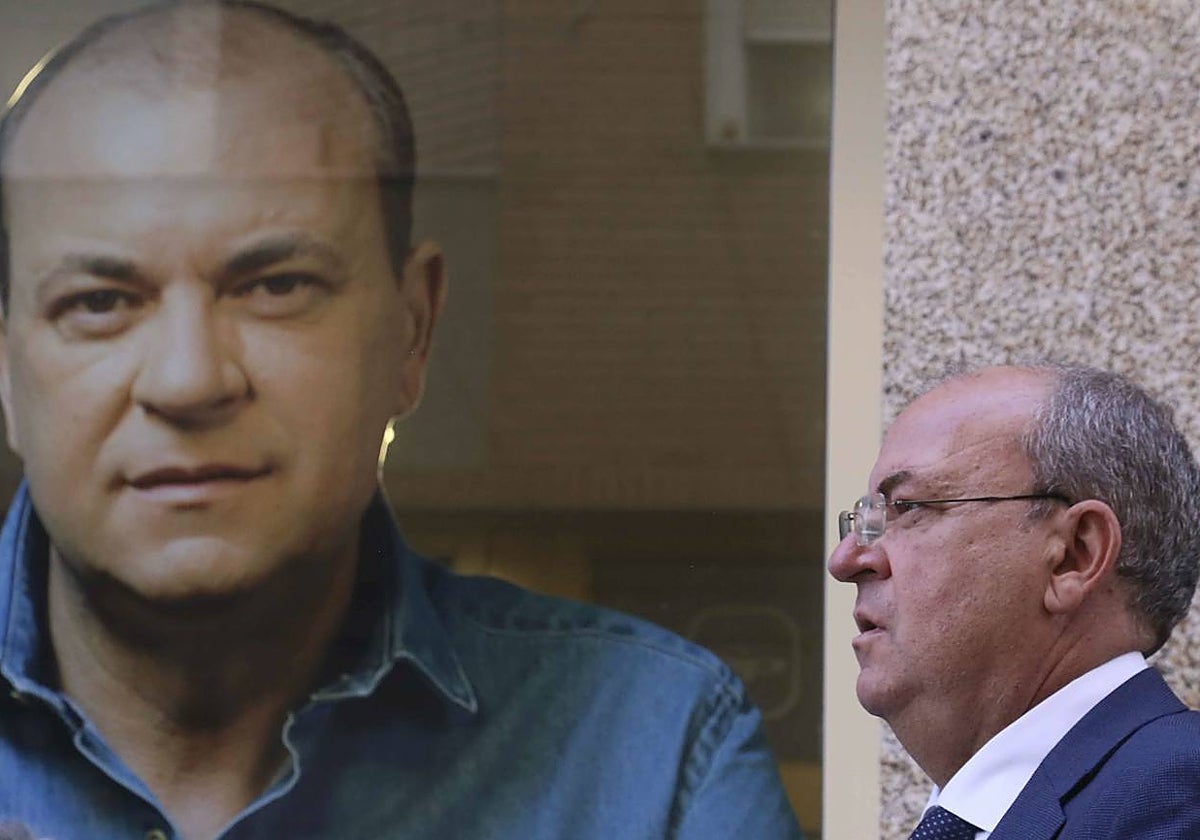 José Antonio Monago, delante del cartel que tenía la sede regional del PP en Mérida en junio del año pasado antes de ceder el testigo a María Guardiola.