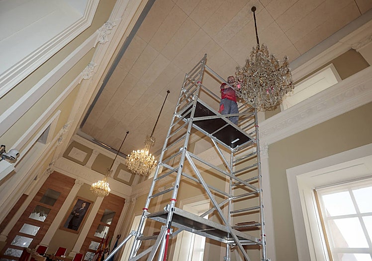 Puesta a punto en el salón de plenos. Este martes se han limpiado las lámparas de araña.