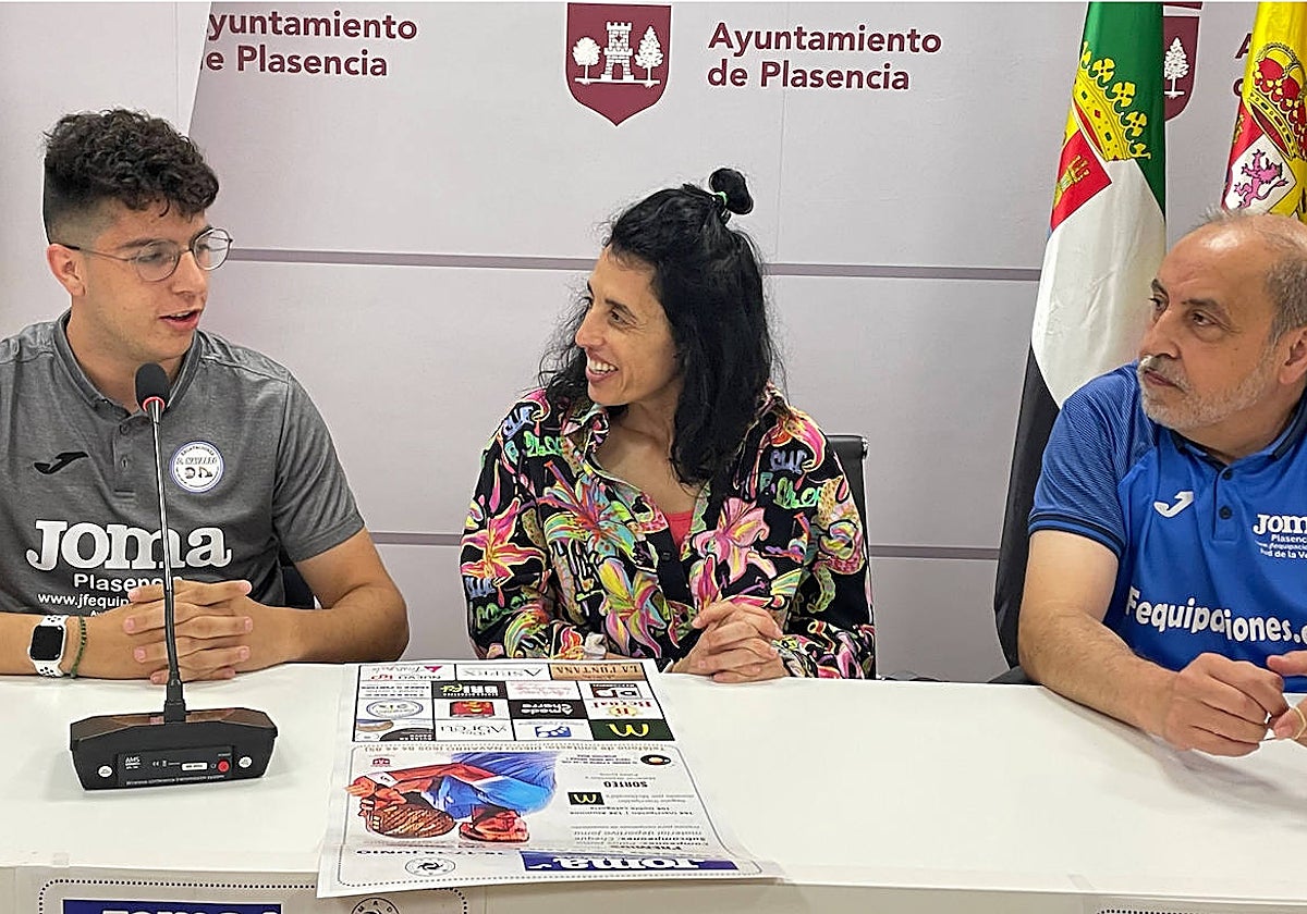 Diego Navarro, organizador del evento, ofrece los detalles junto a la concejal de Deportes.
