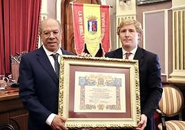 El hijo de Rui Nabeiro recibiendo el título de manos del alcalde en funciones, Ignacio Gragera.