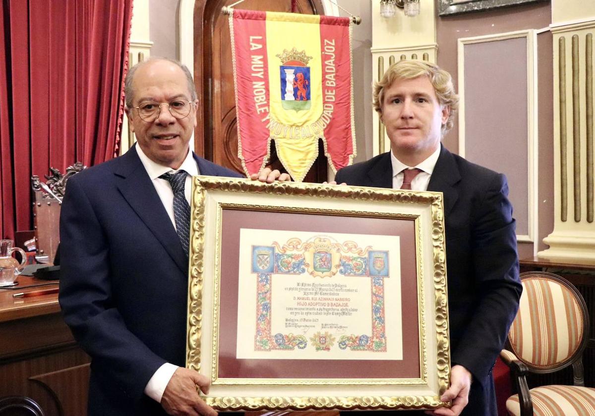 El hijo de Rui Nabeiro recibiendo el título de manos del alcalde en funciones, Ignacio Gragera.