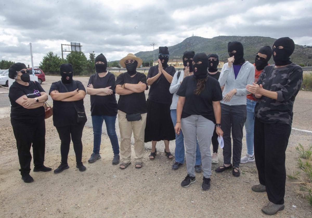 Concentración ayer de un grupo de mujeres en el cruce de Arroyo.