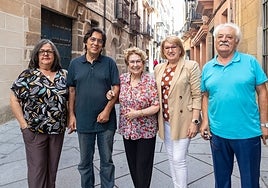 Asunción Iglesias, en el medio, junto a actores y representantes municipales.