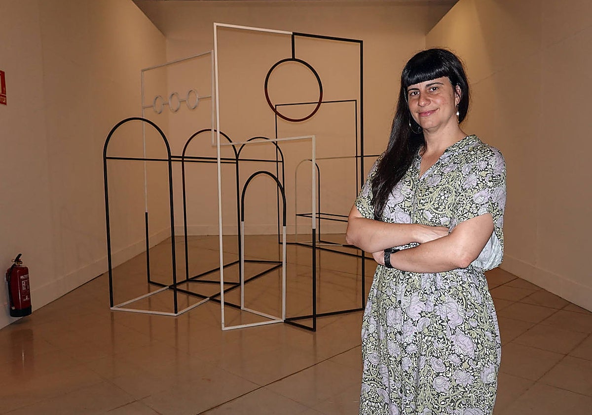 Andrea Canepa junto a la escultura de 'Oro alla patria' en el Meiac.