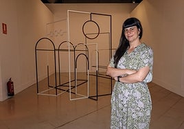 Andrea Canepa junto a la escultura de 'Oro alla patria' en el Meiac.