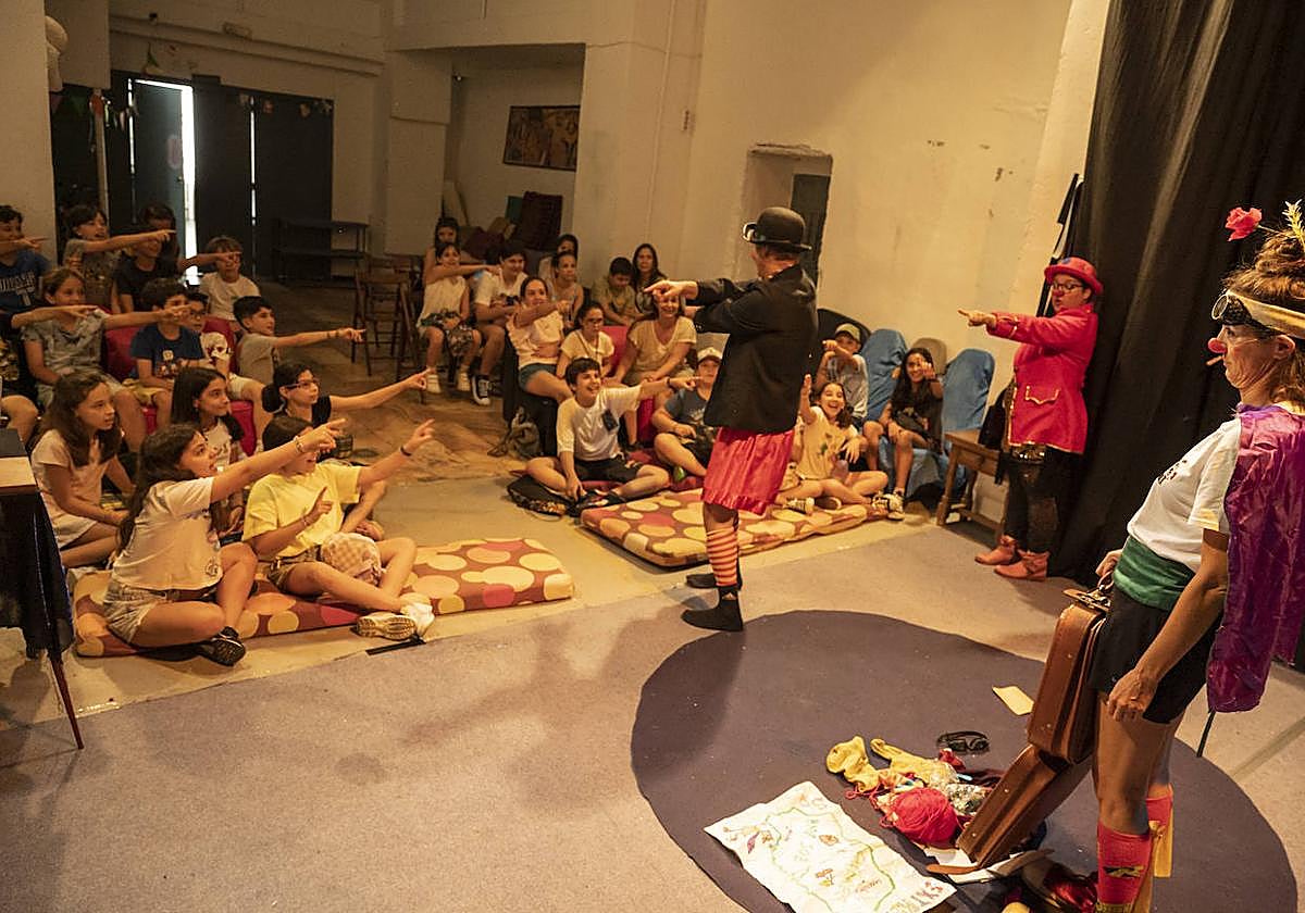 Los alumnos deL Arias Montano en el espectáculo que premiaba su carácter inclusivo y que se celebró en la sala 'La idiota'.