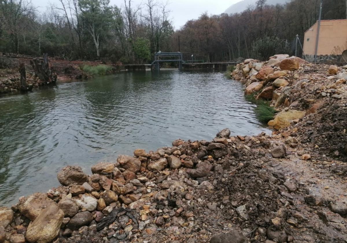 Azud del río Viejas, roto por las crecidas.