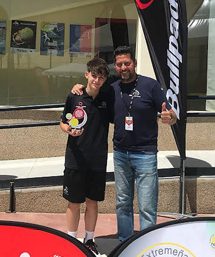 El jugador del CD Calamonte Iker Hormigo competirá en el Circuito Nacional de Menores Babolat Pádel
