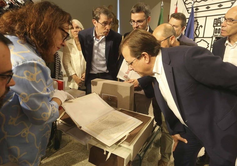 El presidente de la Junta en funciones, Guillermo Fernández Vara, con las reliquias.