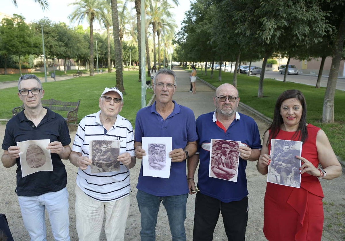 Familiares de José Andrino Muñoz mostrando sus fotografías en un parque de Badajoz.