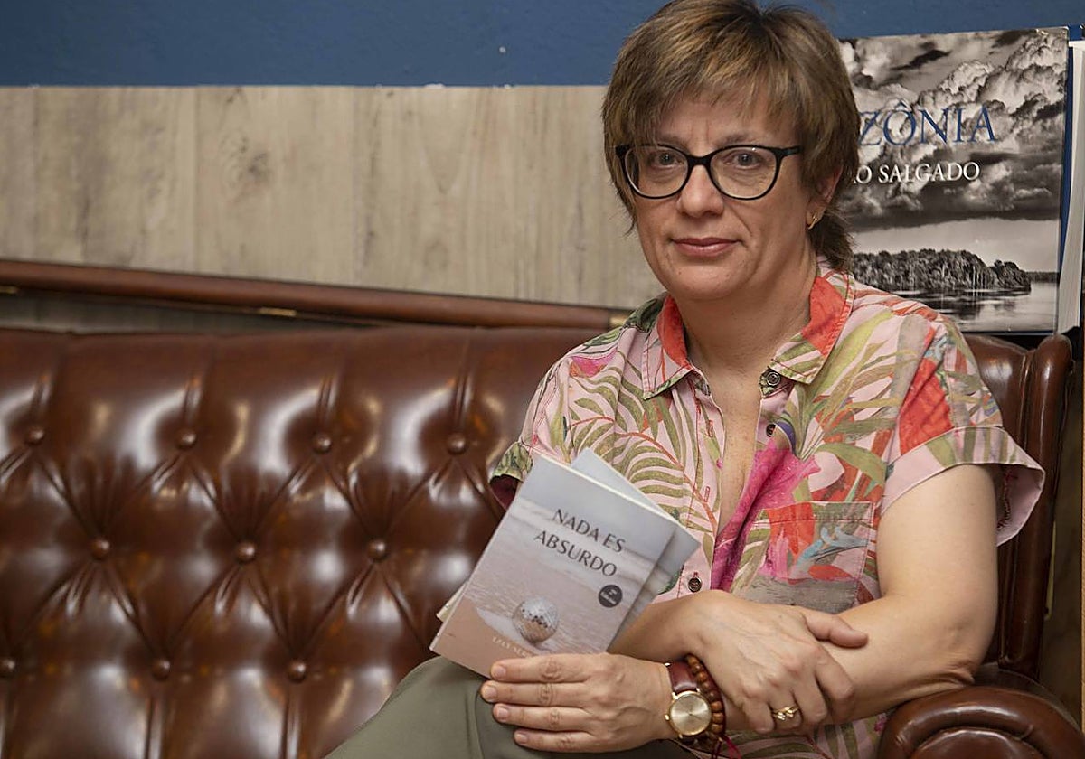 Laly Serrano con varias  copias de 'Nada es absurdo'.