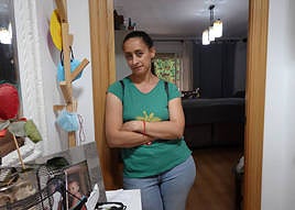 Fátima en la entrada de su casa, que ya tiene luz pero tienen que cambiar el suelo