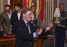 Ignacio Gragera muestra el bastón de mando del Ayuntamiento de Badajoz.