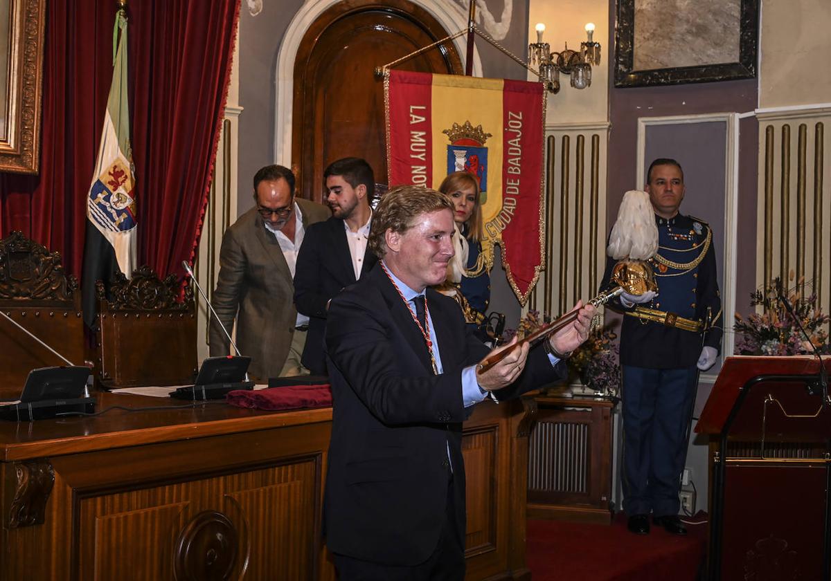 Ignacio Gragera muestra el bastón de mando del Ayuntamiento de Badajoz.