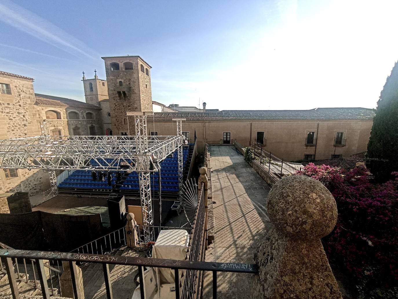 Imagen actual del mirador de la Plaza de San Jorge con el escenario del Teatro Clásico de Cáceres.
