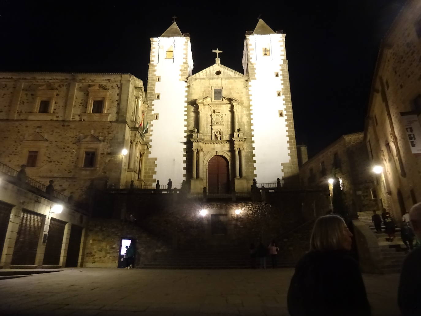 Imagen nocturna de la Plaza de San Jorge, similar a la de Juan Pando, pero no igual.