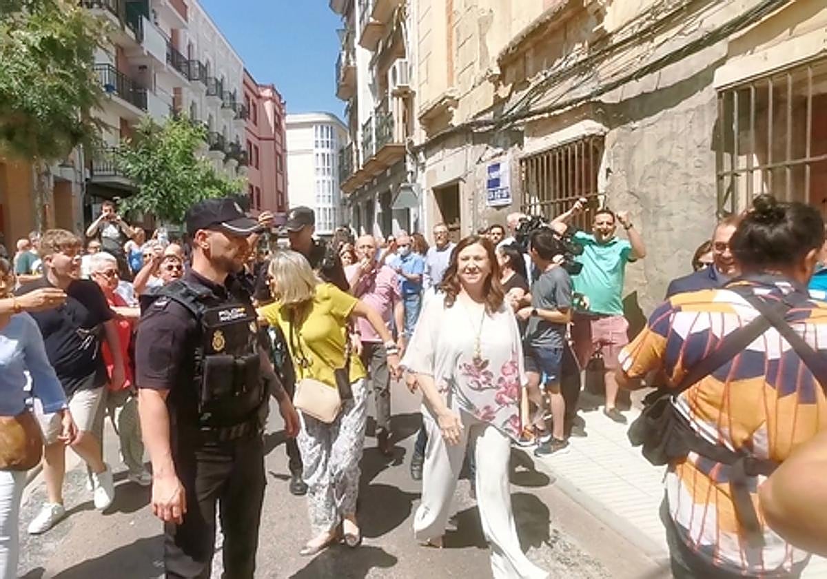 La proclamada alcaldesa de Don Benito, María Fernanda Sánchez, sale acompañada por la policía entre gritos a favor de la fusión y también aplausos de simpatizantes.