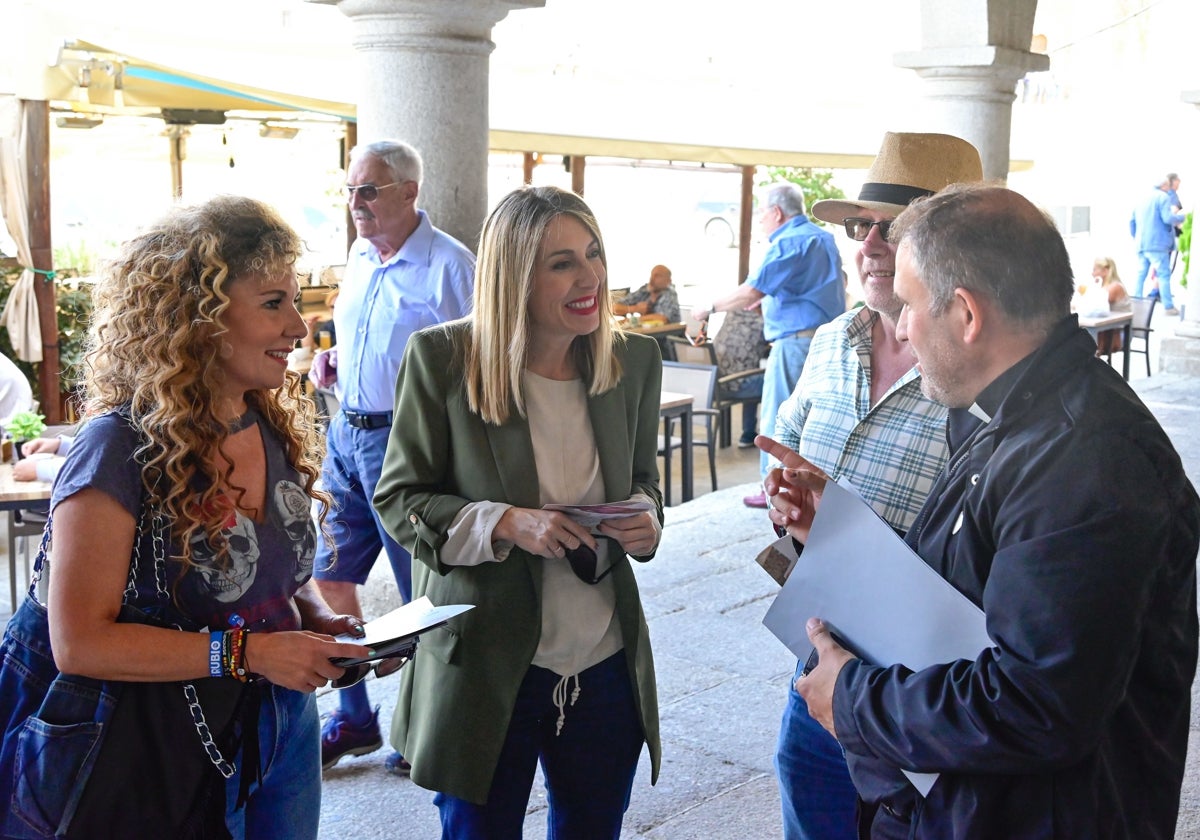 Inés Rubio, nueva alcaldesa de Trujillo, en mayo haciendo campaña con María Guardiola.