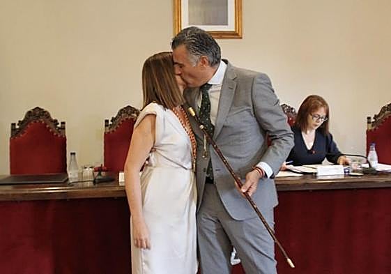 García Ballestero entrega el bastón a la alcaldesa.