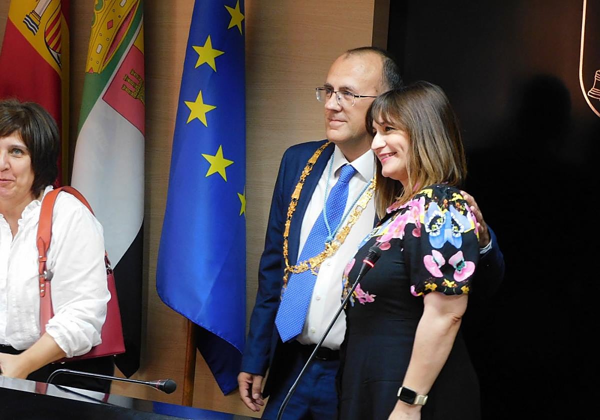 Enrique Hueso con la alcaldesa saliente, Raquel Medina.