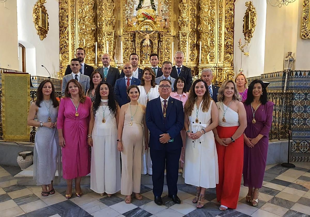La nueva Corporación visitó a la Virgen de la Piedad.