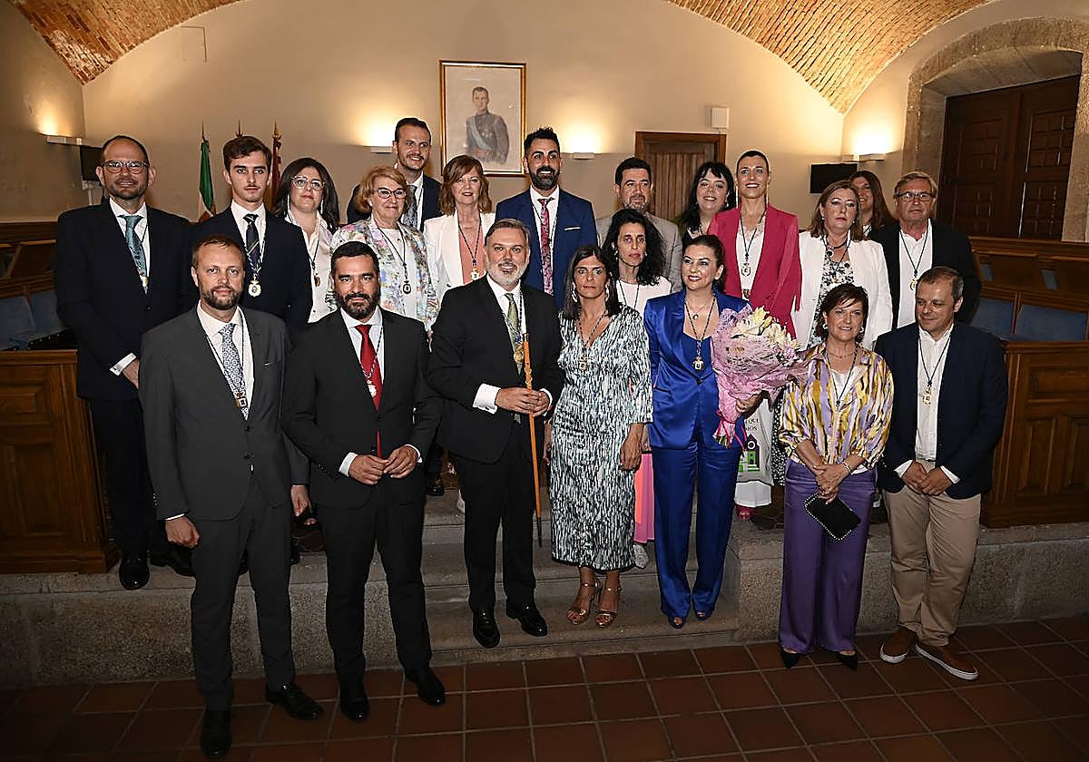 Foto de familia de los 21 miembros de la corporación municipal de la legislatura que acaba de empezar.