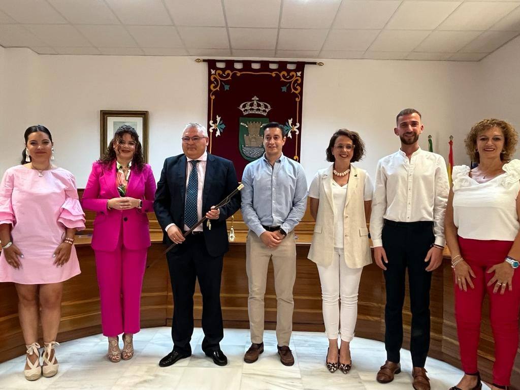 El reelegido alcalde, con la vara de mando, junto a la secretaria y resto de concejales/as que tomaron posesión el pasado sábado.