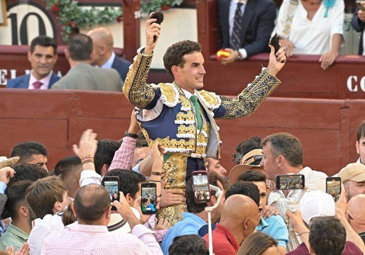 A hombros Fernando Adrián en la Corrida de la Beneficencia | Hoy