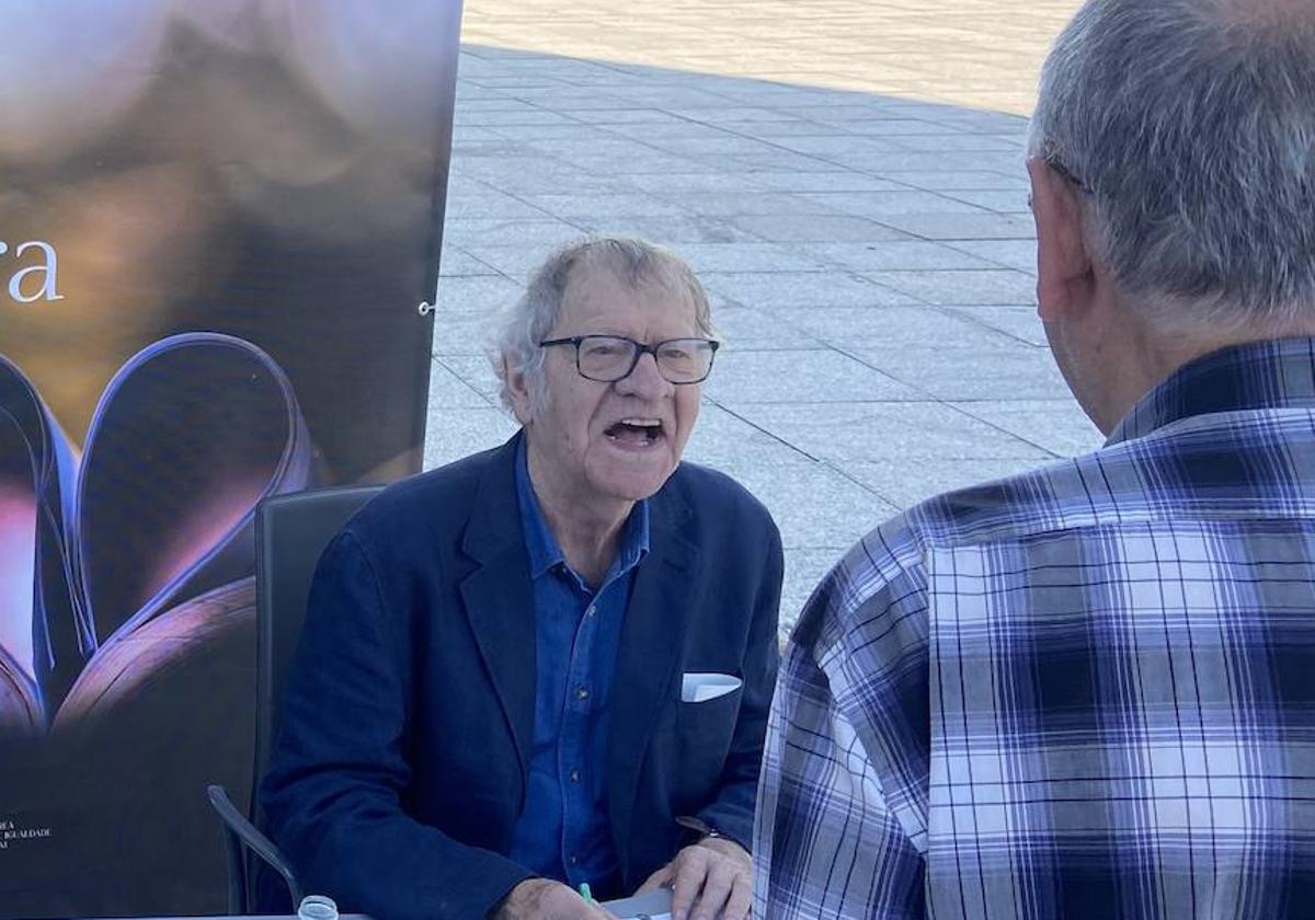 Gibson firma libros en Vilagarcía de Arousa la pasada semana.