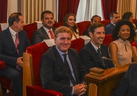 Ignacio Gragera en el pleno de investidura este sábado rodeado de concejales del PP.