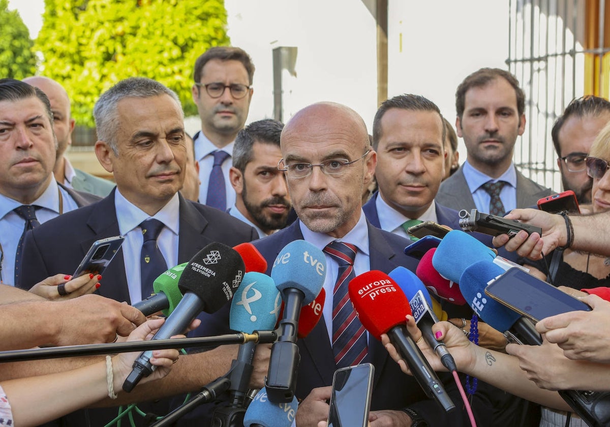 Pelayo mira a Buxadé y al fondo, con gafas, Hoces, el negociador de Vox.