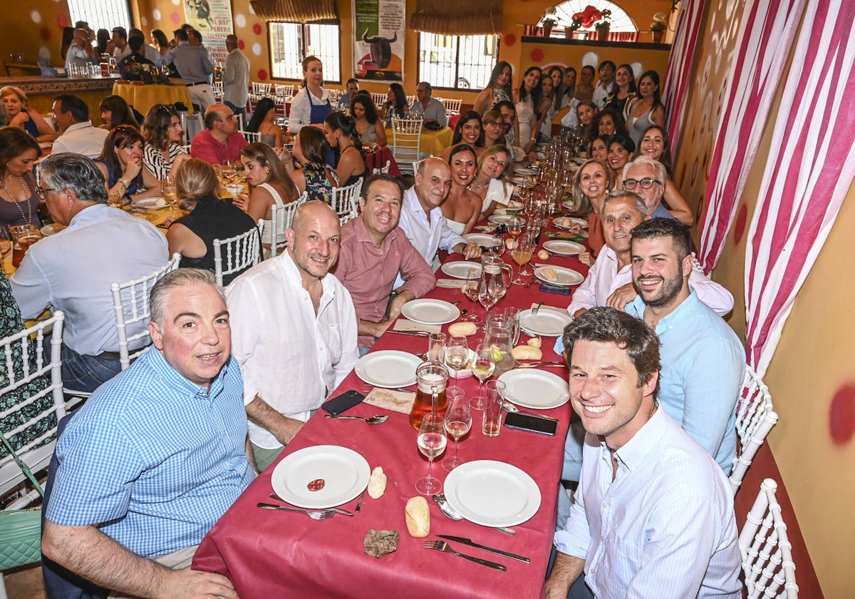 Interior de una caseta de comidas este viernes al mediodía.