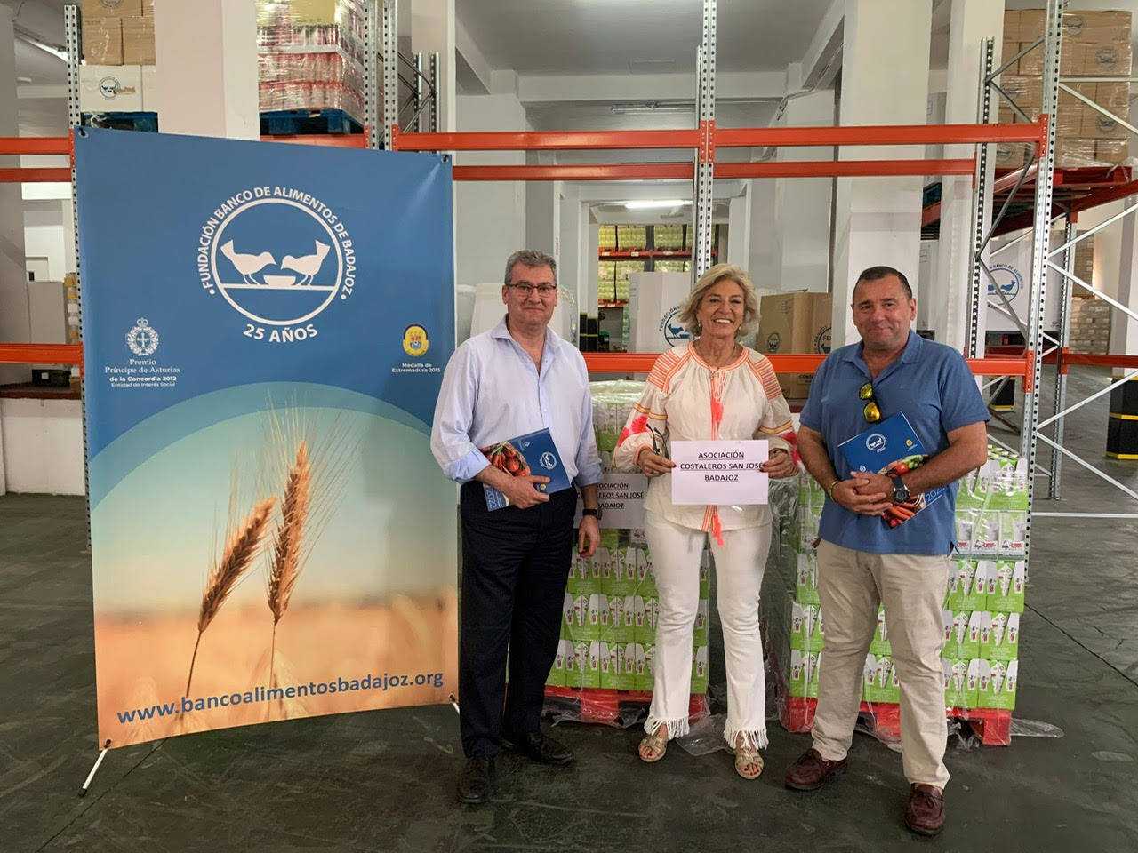 Entrega de leche de la Asociación de Costaleros y Capataces.