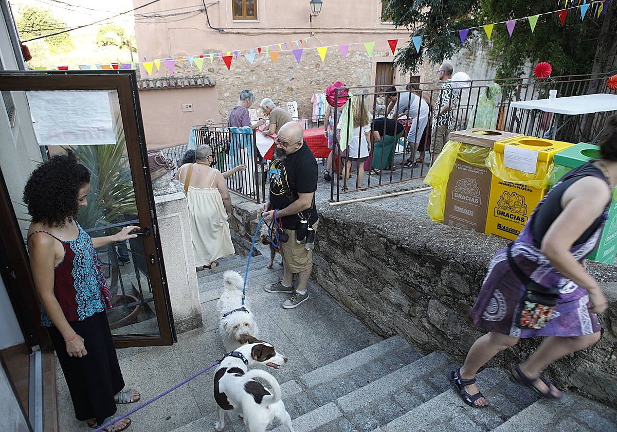Los vecinos de la calle Sinaí de la Ciudad Monumental celebraron ayer la fiesta de 'San Juanín'.