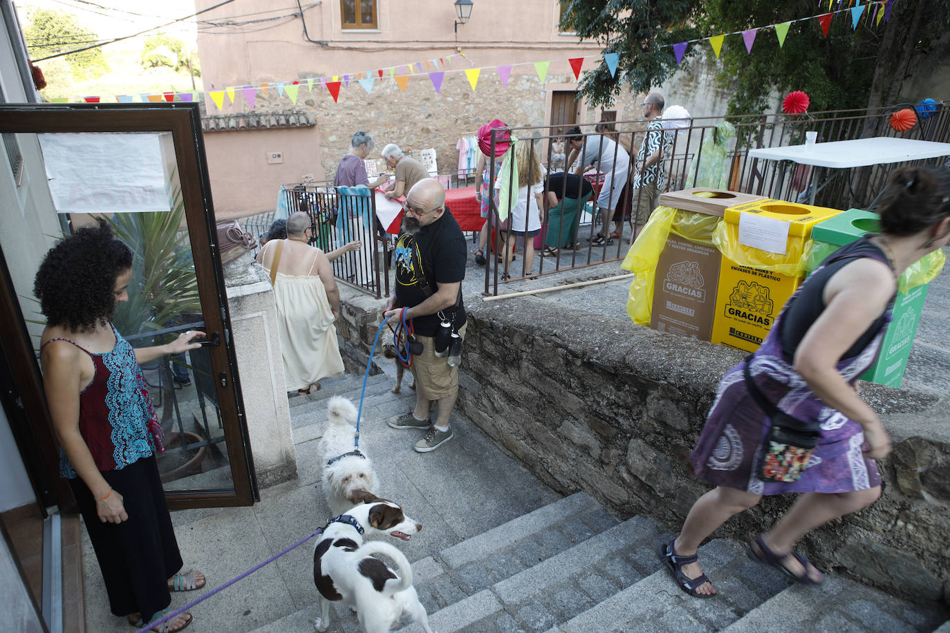 Los vecinos de la calle Sinaí de la ciudad monumental celebraron ayer la fiesta de 'San Juanín'.