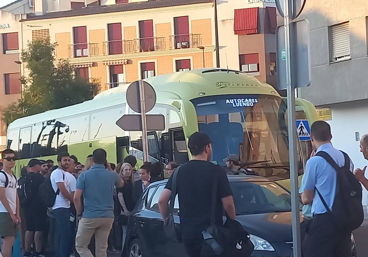 Los pasajeros del Alvia afectado cogen este viernes el autobus en la estación de Badajoz.